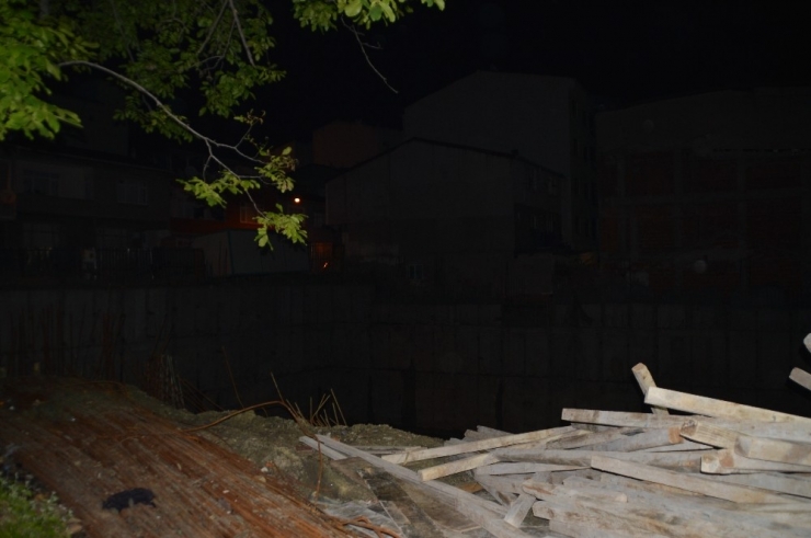 Esenler’de Bina İnşaatının Bulunduğu Sokağın Zemininde Kayma Meydana Geldi