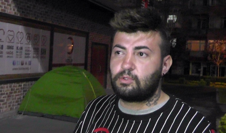 Seyahat Kısıtlaması Nedeniyle Çıkamadığı Niğde’de Kurduğu Çadırda Kalıyor