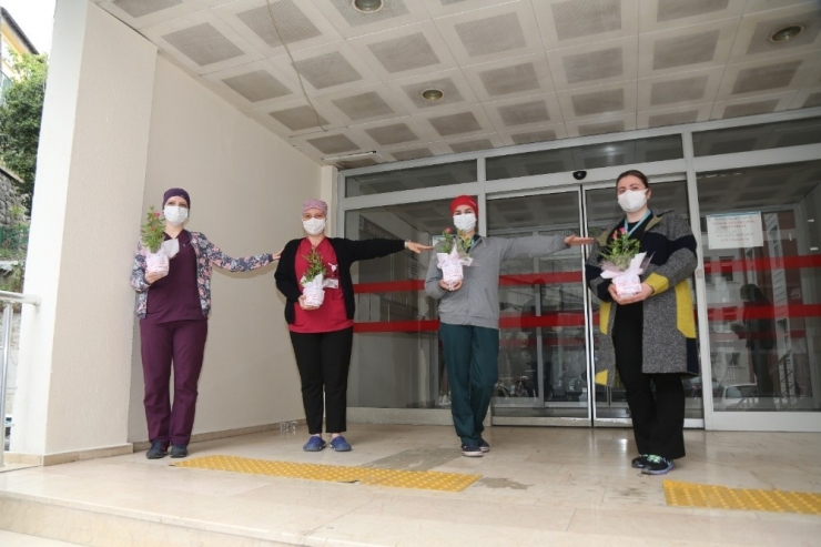 Eyüpsultan’da Sağlık Çalışanı Annelere Sürpriz "Anneler Günü" Kutlaması