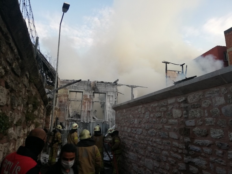Fatih’te Ahşap İki Binada Korkutan Yangın