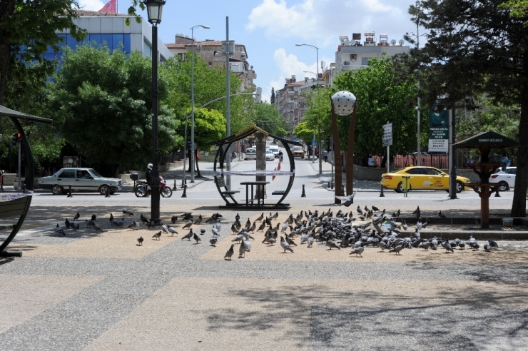 Gaziantep’te Parklar Boş, Çarşılar Tıklım Tıklım