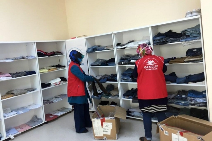 Gümüşhane Gençlik Merkezi ‘Giysi Rafı’ Oluşturdu