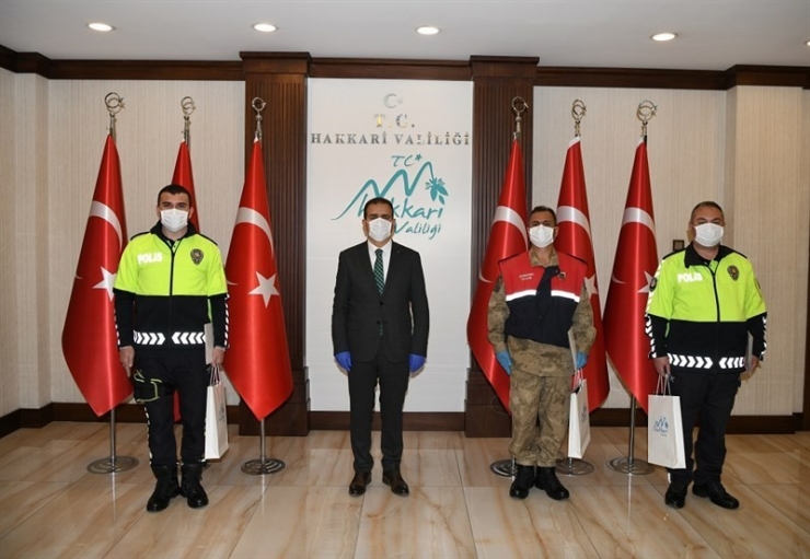 Hakkari’de Başarılı Trafik Memurları Ödüllendirildi