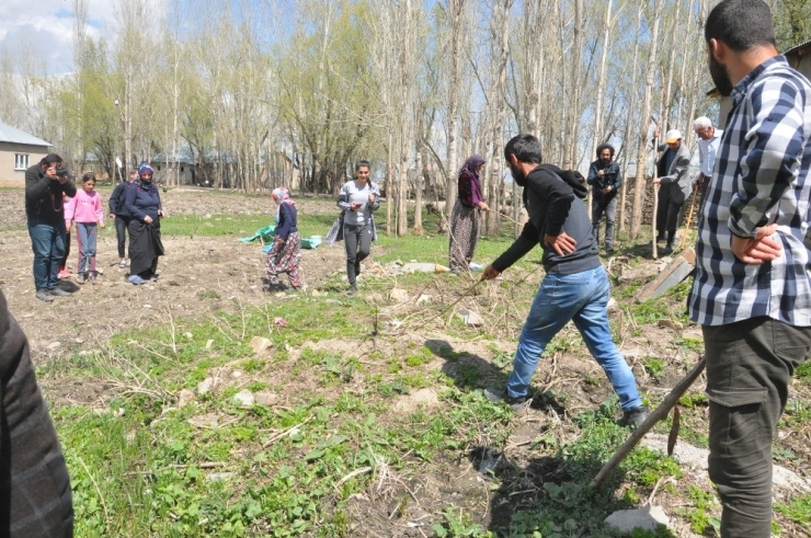 Yılanlar Evi Bastı