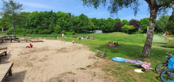 Hollanda’da Çocuklar Parklara Akın Etti