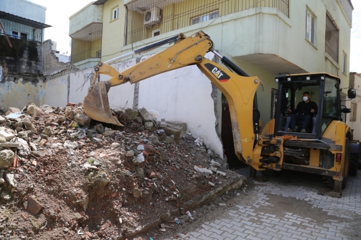 Cizre Belediyesi Yıkılan Metruk Binaların Molozlarını Kaldırıyor