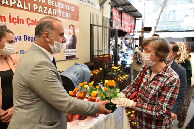 Başkan Kaya’dan Annelere Çiçek