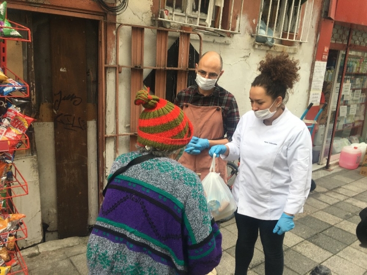 Kadıköy’de Usta Aşçı Ve Şefler, Yaşlılara Sıcak Yemek Dağıttı