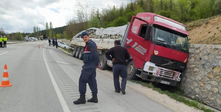 Frenleri Patlayan Tırın Sürücüsü Ustalığı İle Faciayı Önledi