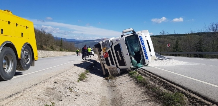 Yoldan Çıkan Tır Devrildi