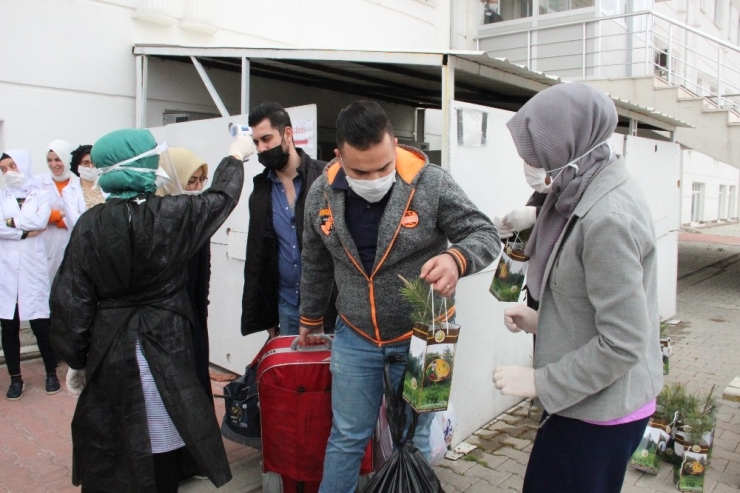 Karaman’da Karantina Süresi Dolan 483 Kişi Çam Fidanlarıyla Uğurlandı