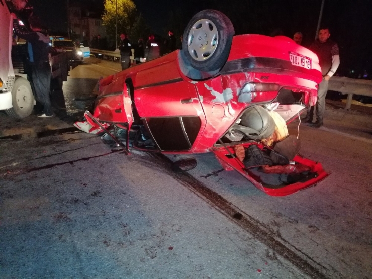 D100’de Karayolunda Karşı Şeride Geçen Otomobil 2 Araca Çarptı: 1’i Ağır 3 Yaralı