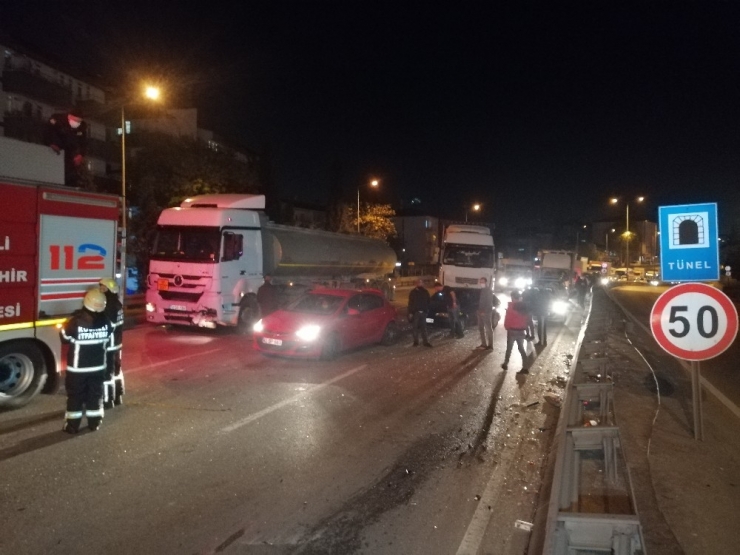 D100’de Karayolunda Karşı Şeride Geçen Otomobil 2 Araca Çarptı: 1’i Ağır 3 Yaralı