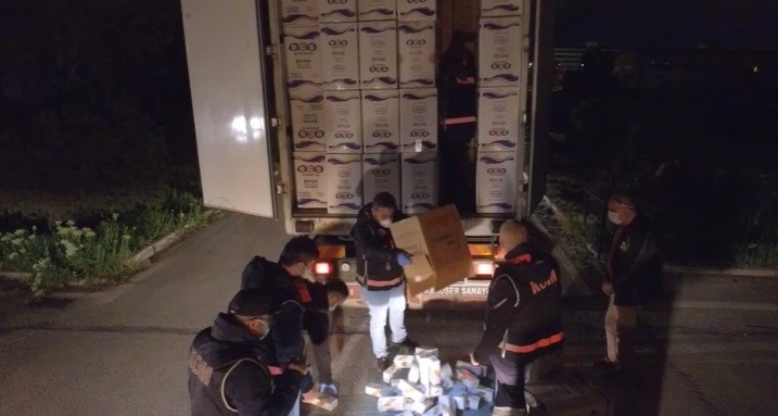 Polisten Kaçamadı, 5 Milyon 900 Makaron Ele Geçirildi