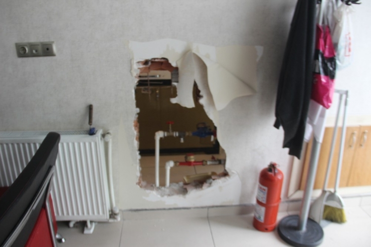 Duvarı Delip 200 Bin Liralık Altın Çaldılar