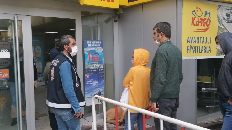 Antalya’da Ptt Önünde Yağmur Altında Maaş Kuyruğu