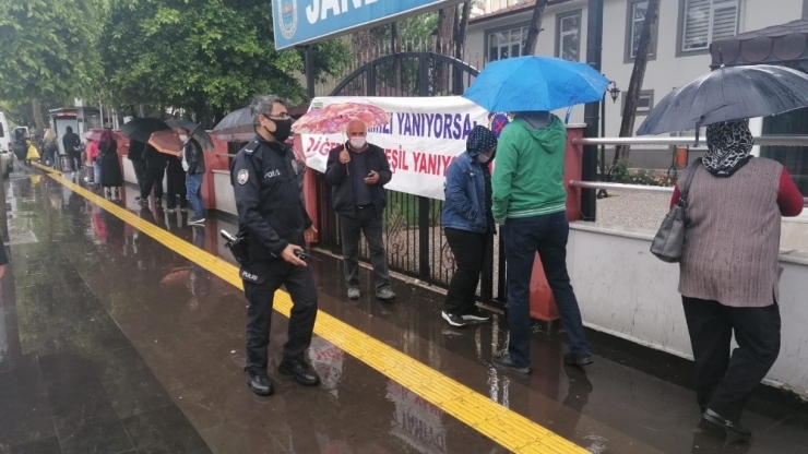 Antalya’da Ptt Önünde Yağmur Altında Maaş Kuyruğu