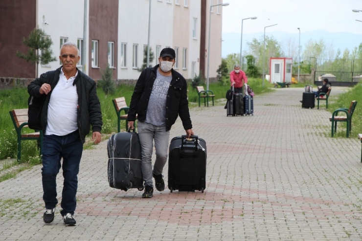 Bingöl’de Karantina Yurdunda Kalan 148 Kişi Memleketlerine Uğurlandı