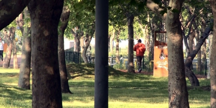 Sahilde Spor Yaptılar, Banklara Oturup Sohbet Ettiler