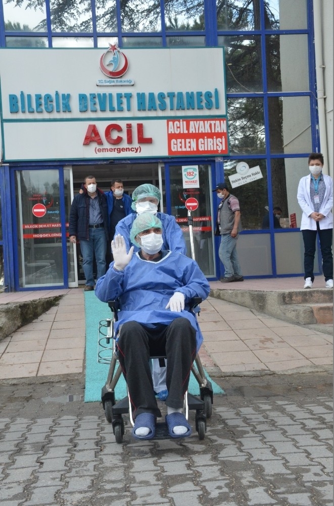 Korona Virüsünü 46 Günde Yenen 69 Yaşındaki Yaşlı Adam Alkışlarla Evine Uğurlandı