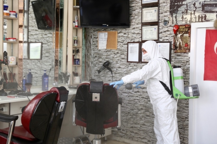 Küçükçekmece’de Berber Ve Kuaförler Dezenfekte Edildi