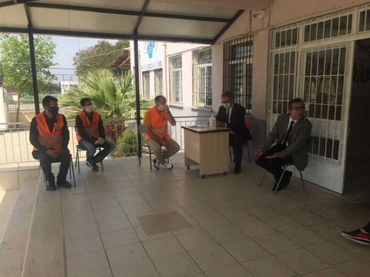 Kuşadası’nın Vefalı Öğretmenleri Yardım Dağıtıyor