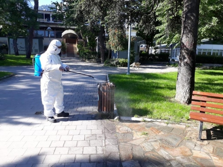Yaşlılar İçin Parklar Ve Banklar Dezenfekte Edildi