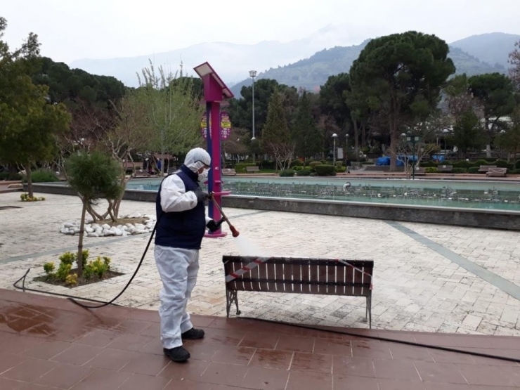 Yaşlılar İçin Parklar Ve Banklar Dezenfekte Edildi