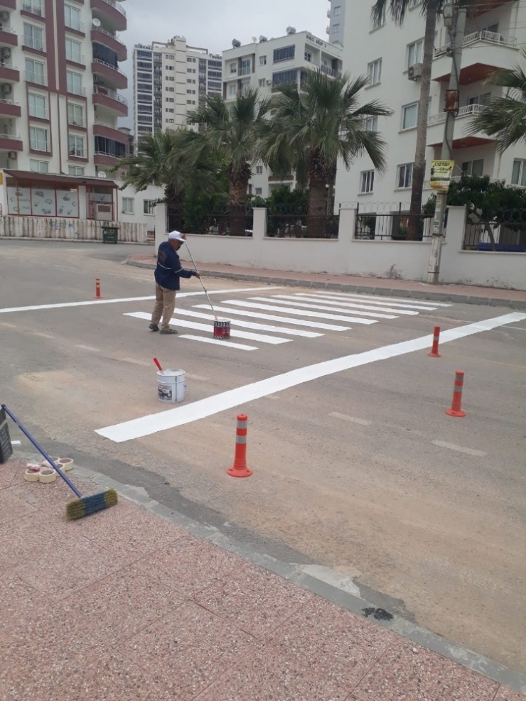 Mezitli’de Okul Ve Yaya Geçitlerine Bakım Yapıldı