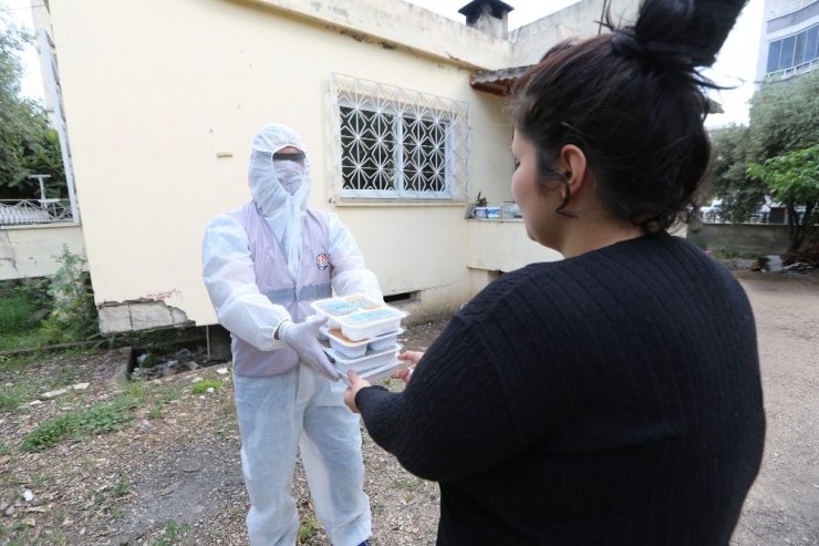 Mezitli’de İftar Yemekleri Evlere Dağıtılıyor