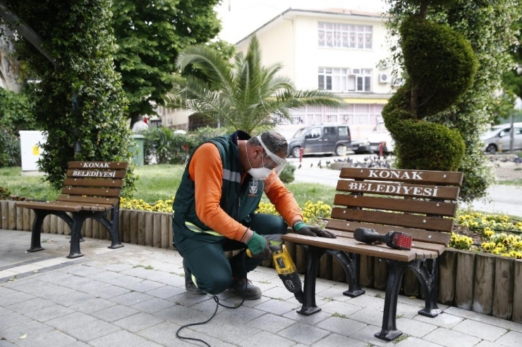 İzmir’de 65 Yaş Üstü Vatandaşlar İçin Tek Kişilik Banklar