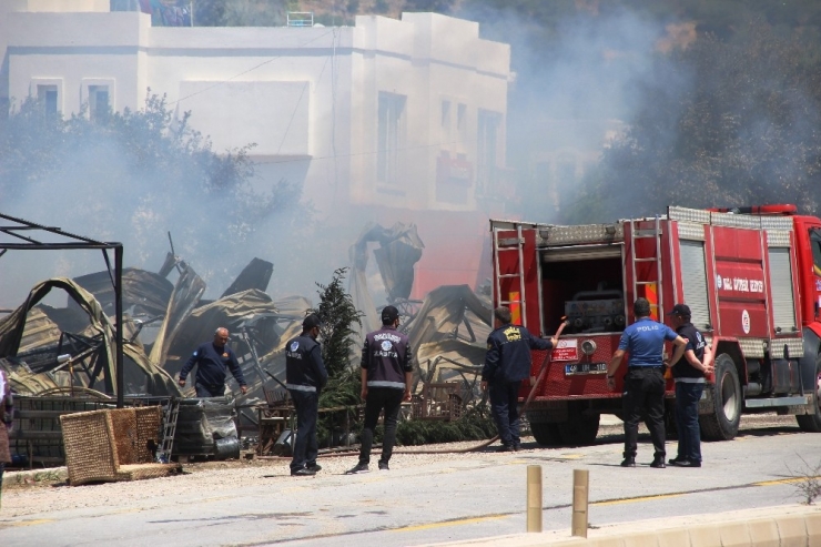Dükkanı Bir Anda Küle Döndü, Neye Uğradığını Şaşırdı