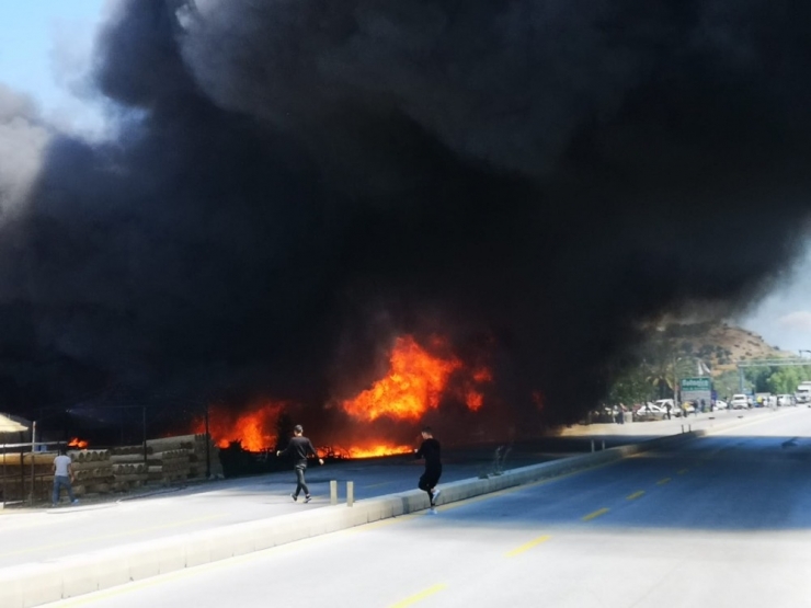 Dükkanı Bir Anda Küle Döndü, Neye Uğradığını Şaşırdı