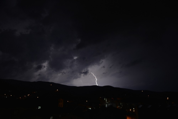 Muş’ta Şimşekler Güzel Görüntüler Oluşturdu