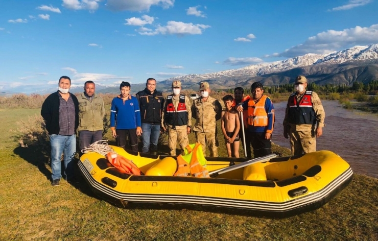 Nehrin Ortasındaki Adacıkta Mahsur Kalan Çocuk Botla Kurtarıldı