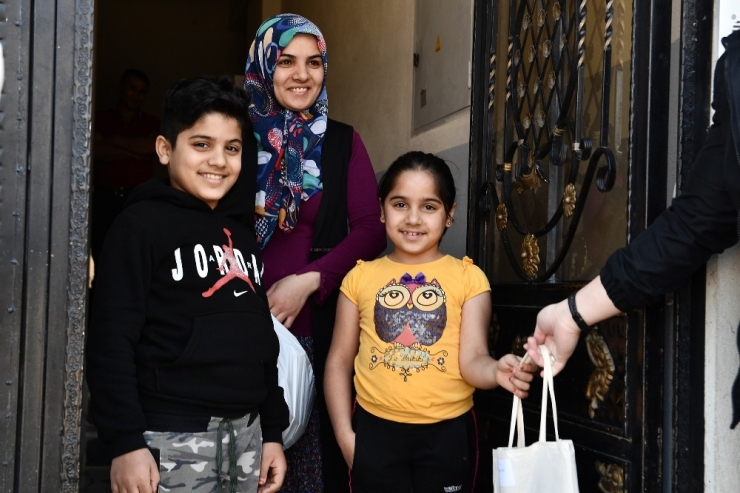 Osmangazi’de Yetim Çocuklara İftarlık Ve Hediye