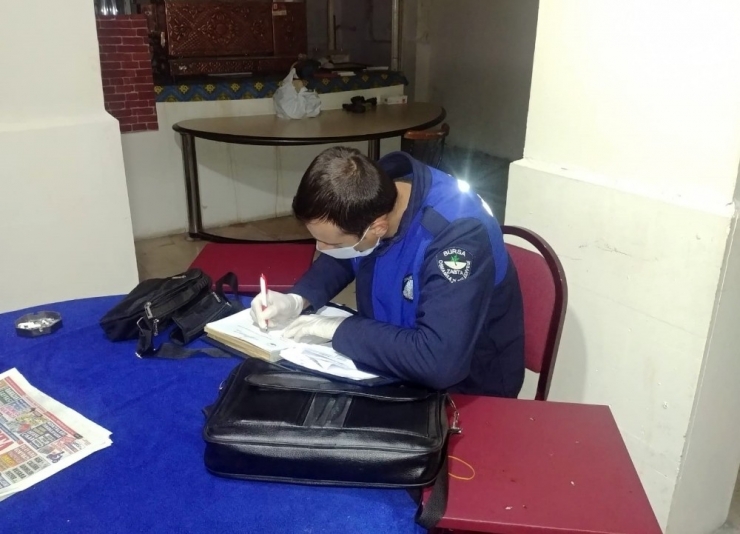 Bursa’da Kumar Oynatılan Kıraathaneye Zabıtadan Baskın