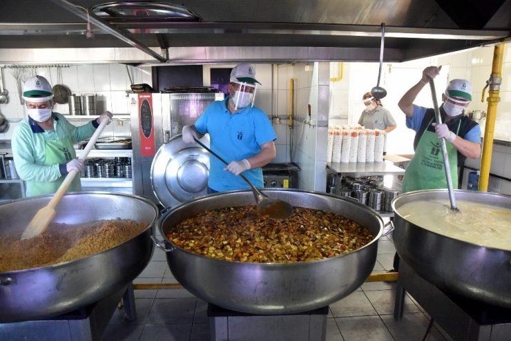 8 Kişilik Ekibin Hazırladığı Yemek 613 Vatandaşa Servis Ediliyor