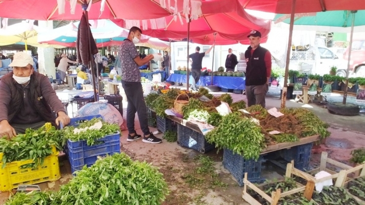 Burhaniye’de Pazara Sosyal Mesafe Ayarı