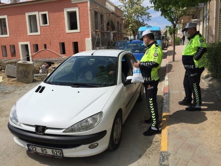 Polis, Trafik Güvenliği Haftası’nda Emniyet Kemerlerini Denetledi