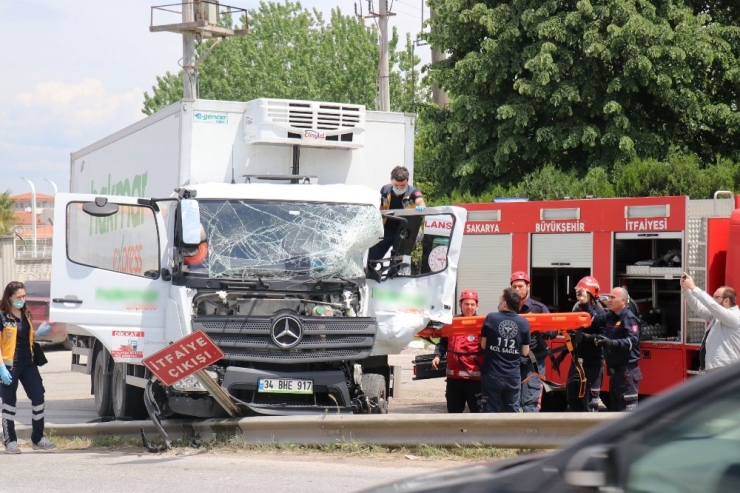 D-650 Yan Yolunda İki Kamyon Kafa Kafaya Çarpıştı 1 Ağır Yaralı