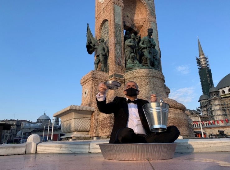 Sanatçı Aydın Taksim’de Leğende Yıkandı