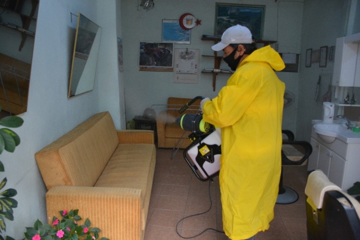 Seydikemer’de Açılışa Hazırlanan Kuaför Ve Berberler Dezenfekte Edildi