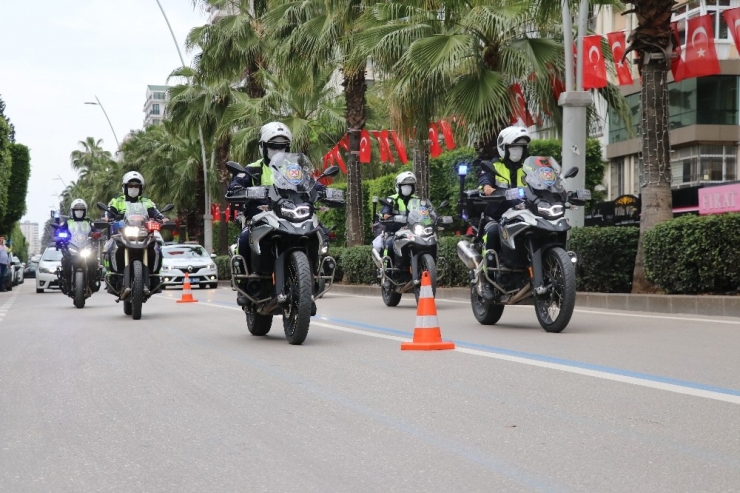 Adana’da Polisler Sürücülere Gül Dağıttı