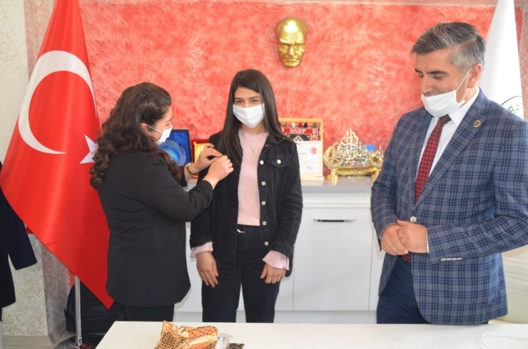 Evde Kalıp Kitap Okuyan Öğrenciler Çeyrek Altınla Ödüllendirildi