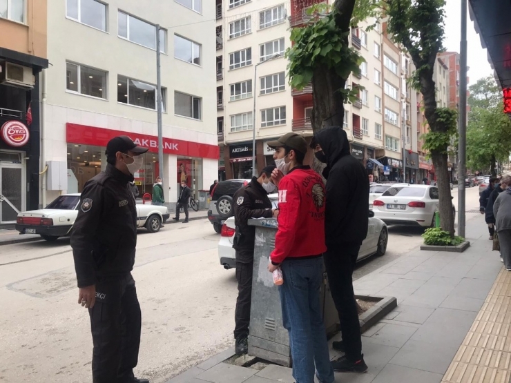 Sokağa Çıkan 20 Yaş Altı Gençlere Para Cezası
