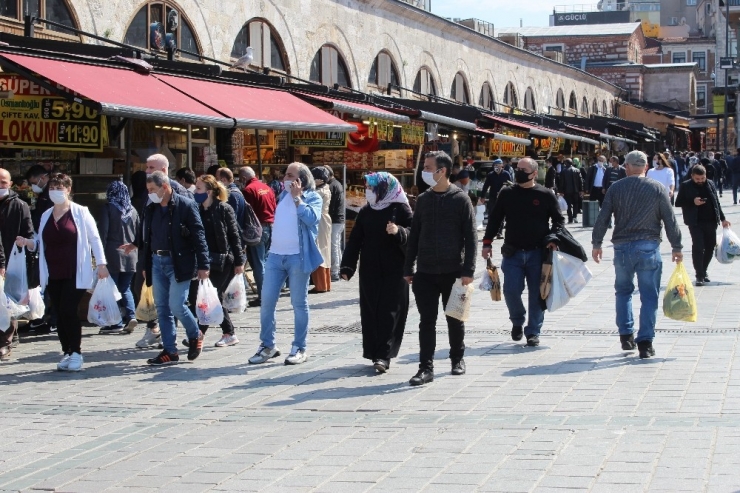 Sokağa Çıkma Kısıtlaması Öncesi Eminönü Meydan’da İnsan Yoğunluğu