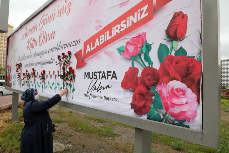 Başkan Yalçın’dan Annelere Bilboardda Gül Jesti