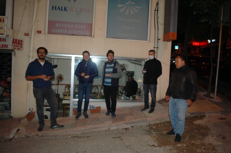 Kısıtlamaya Dakikalar Kala Soluğu Sokakta Aldılar