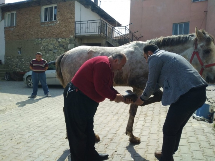 Selendi’nin Tek Nalbant Ustası Mesleğini Seyyar Olarak Yapıyor